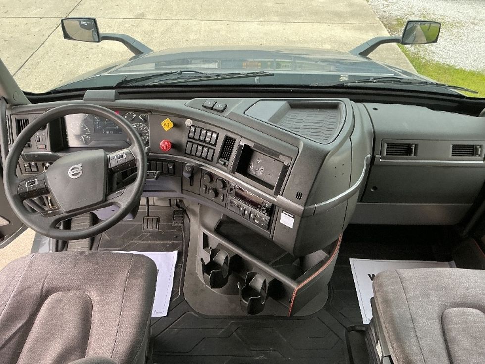 Sleeper Tractor-Heavy Duty Tractors-Volvo-2022-VNL64760-La Porte-IN-442,615\n\t\tmiles-$ 79,500 - Image 12