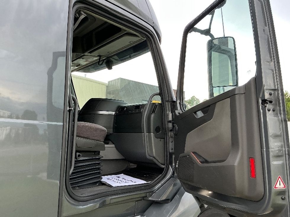 Sleeper Tractor-Heavy Duty Tractors-Volvo-2022-VNL64760-La Porte-IN-442,615\n\t\tmiles-$ 79,500 - Image 13