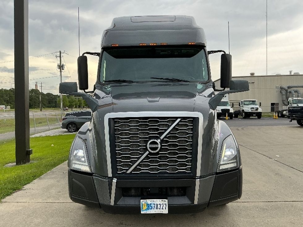 Sleeper Tractor-Heavy Duty Tractors-Volvo-2022-VNL64760-La Porte-IN-442,615\n\t\tmiles-$ 79,500 - Image 2