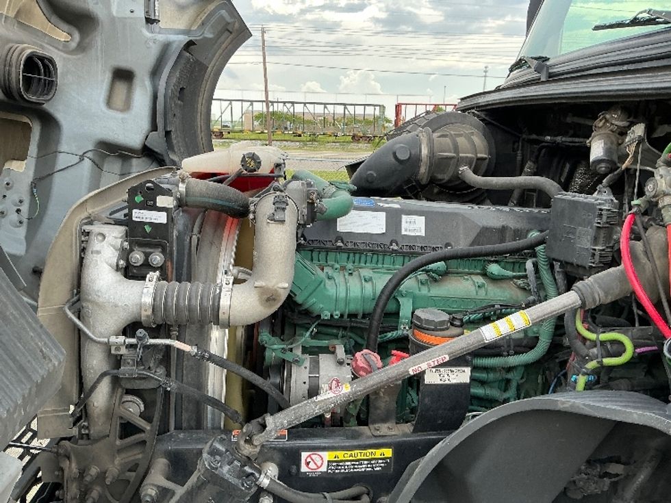 Sleeper Tractor-Heavy Duty Tractors-Volvo-2022-VNL64760-La Porte-IN-442,615\n\t\tmiles-$ 79,500 - Image 21