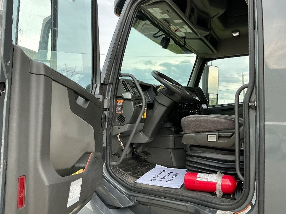 Sleeper Tractor-Heavy Duty Tractors-Volvo-2022-VNL64760-La Porte-IN-442,615\n\t\tmiles-$ 79,500 - Image 9