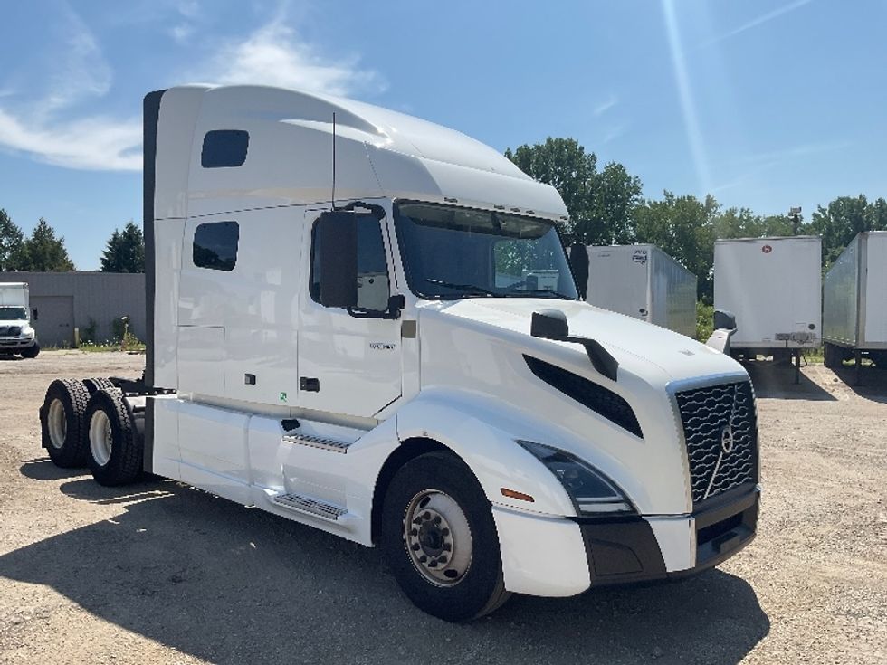 Sleeper Tractor-Heavy Duty Tractors-Volvo-2022-VNL64760-La Porte-IN-490,504\n\t\tmiles-$ 75,500 - Image 1