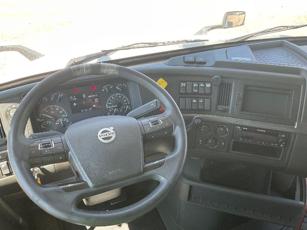 Sleeper Tractor-Heavy Duty Tractors-Volvo-2022-VNL64760-La Porte-IN-490,504\n\t\tmiles-$ 75,500 - Image 11
