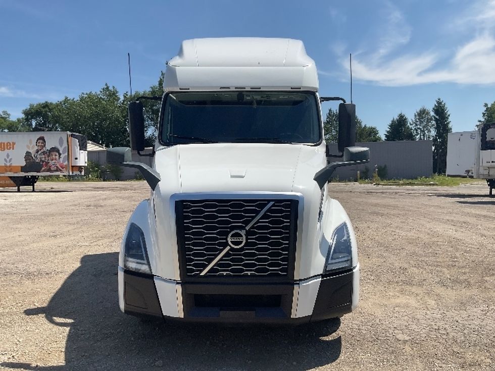 Sleeper Tractor-Heavy Duty Tractors-Volvo-2022-VNL64760-La Porte-IN-490,504\n\t\tmiles-$ 75,500 - Image 2