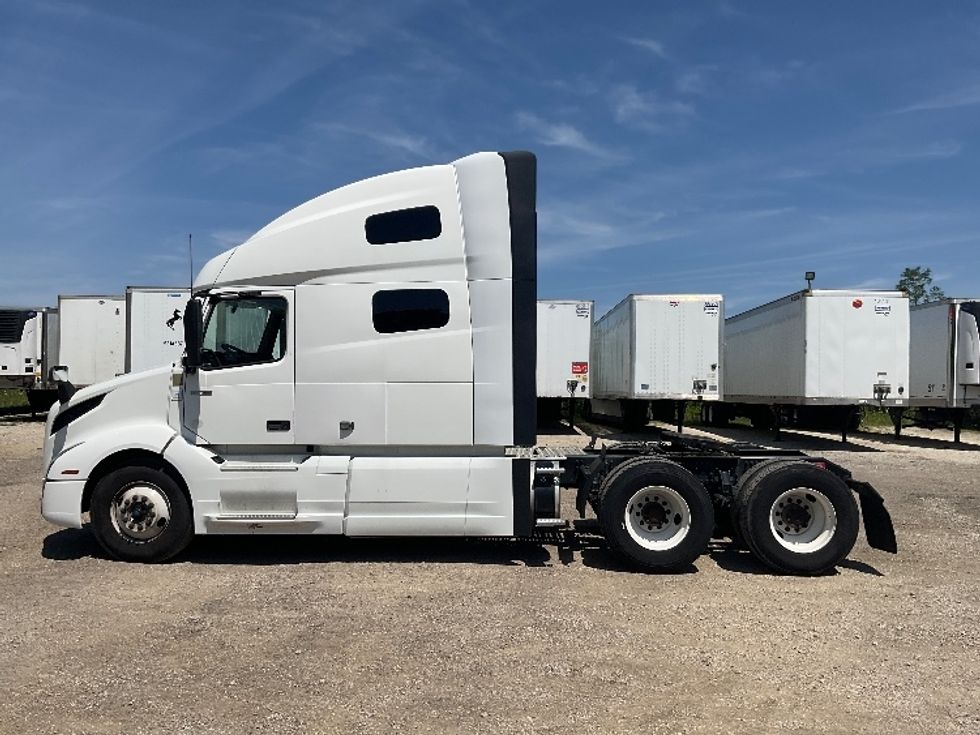 Sleeper Tractor-Heavy Duty Tractors-Volvo-2022-VNL64760-La Porte-IN-490,504\n\t\tmiles-$ 75,500 - Image 4