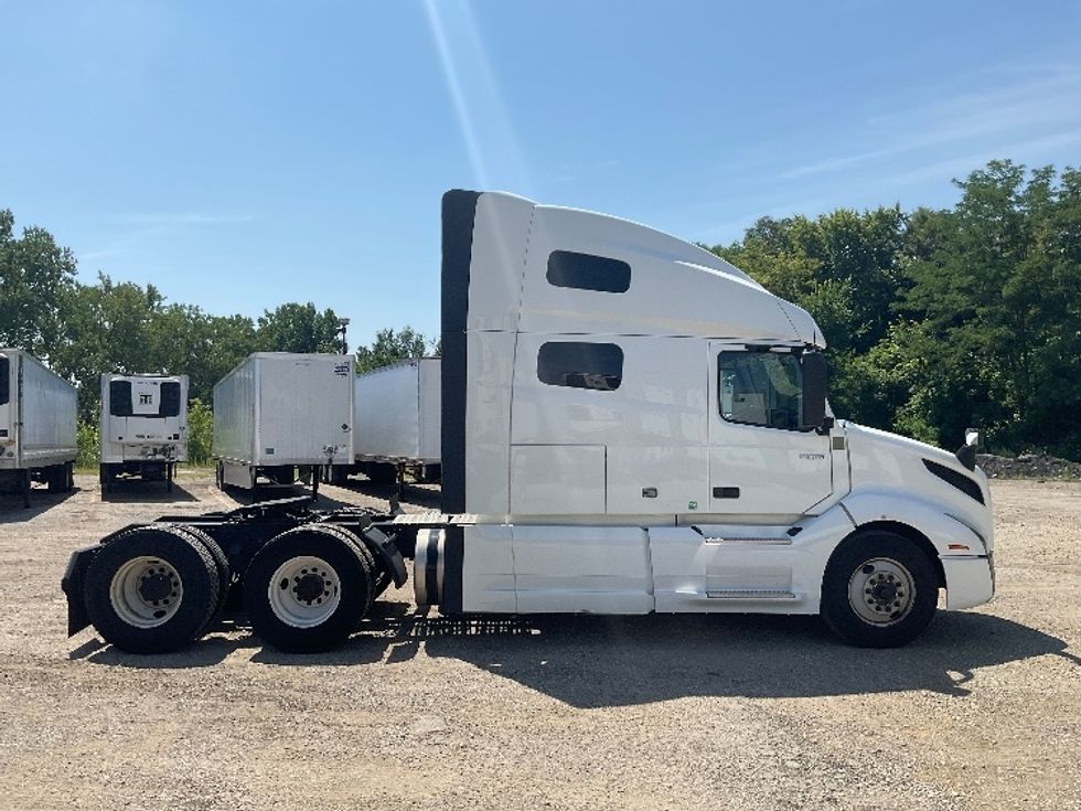 Sleeper Tractor-Heavy Duty Tractors-Volvo-2022-VNL64760-La Porte-IN-490,504\n\t\tmiles-$ 75,500 - Image 8