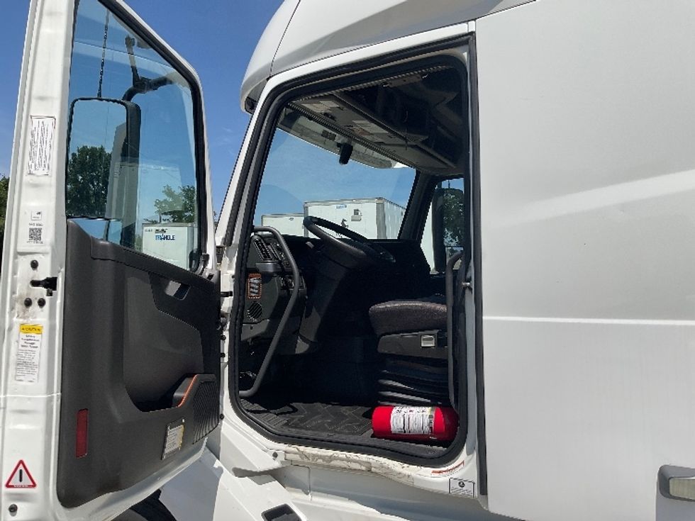 Sleeper Tractor-Heavy Duty Tractors-Volvo-2022-VNL64760-La Porte-IN-490,504\n\t\tmiles-$ 75,500 - Image 9