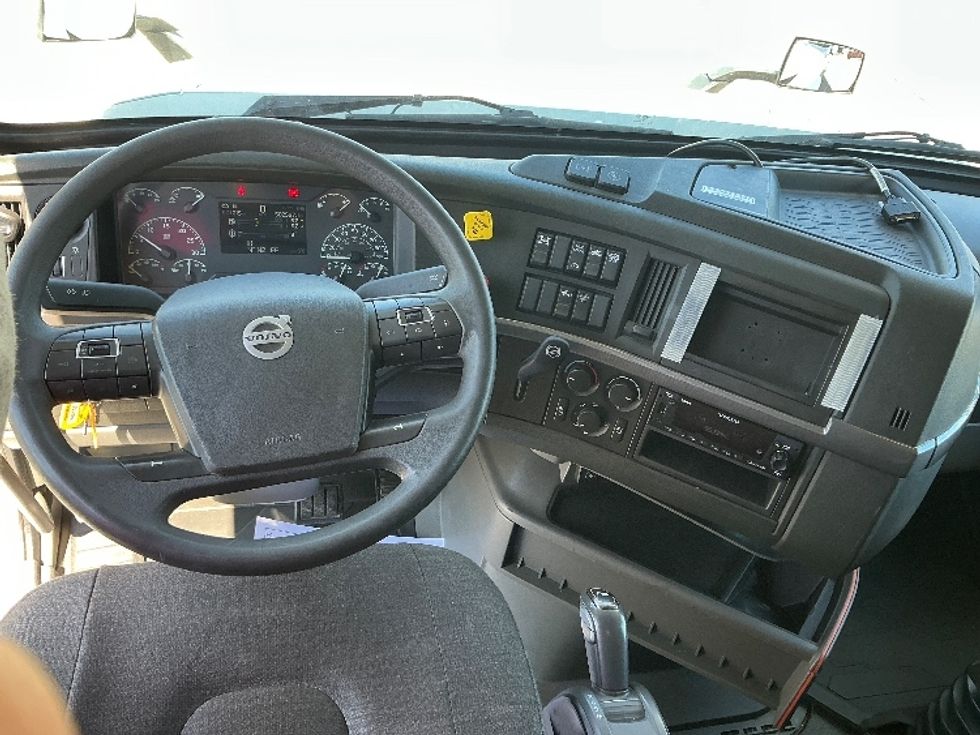 Sleeper Tractor-Heavy Duty Tractors-Volvo-2022-VNL64760-La Porte-IN-502,596\n\t\tmiles-$ 68,500 - Image 11