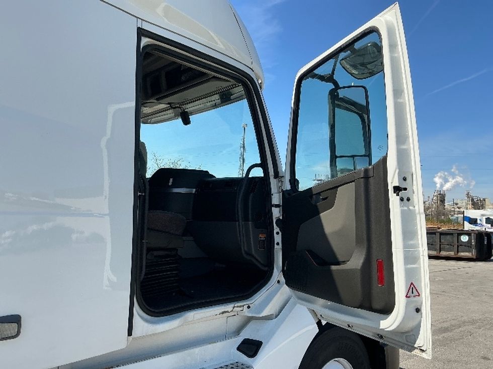 Sleeper Tractor-Heavy Duty Tractors-Volvo-2022-VNL64760-La Porte-IN-502,596\n\t\tmiles-$ 68,500 - Image 13