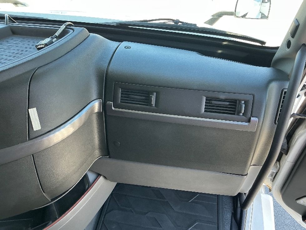 Sleeper Tractor-Heavy Duty Tractors-Volvo-2022-VNL64760-La Porte-IN-502,596\n\t\tmiles-$ 68,500 - Image 14