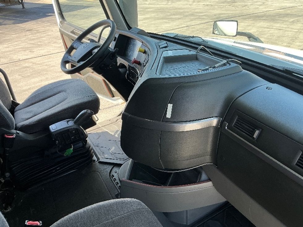 Sleeper Tractor-Heavy Duty Tractors-Volvo-2022-VNL64760-La Porte-IN-502,596\n\t\tmiles-$ 68,500 - Image 15
