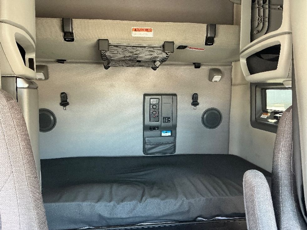 Sleeper Tractor-Heavy Duty Tractors-Volvo-2022-VNL64760-La Porte-IN-502,596\n\t\tmiles-$ 68,500 - Image 16