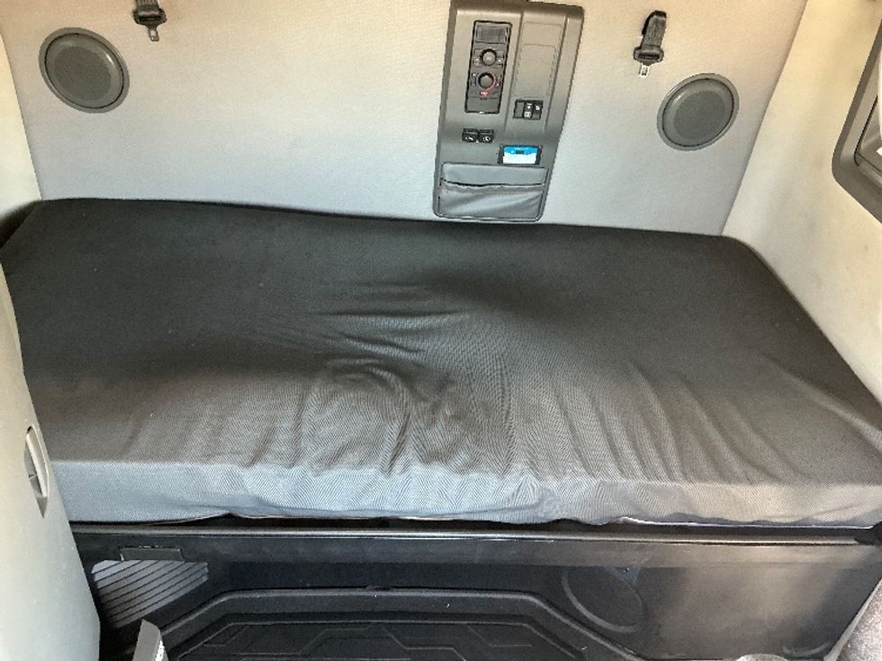 Sleeper Tractor-Heavy Duty Tractors-Volvo-2022-VNL64760-La Porte-IN-502,596\n\t\tmiles-$ 68,500 - Image 17