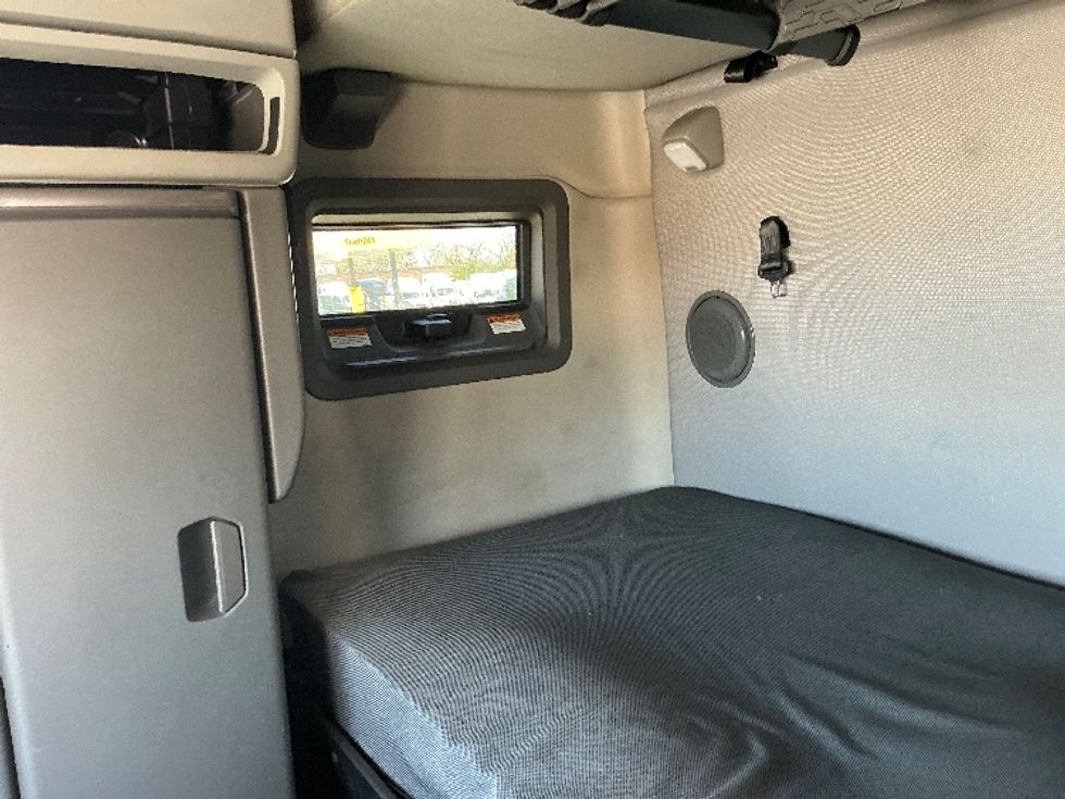 Sleeper Tractor-Heavy Duty Tractors-Volvo-2022-VNL64760-La Porte-IN-502,596\n\t\tmiles-$ 68,500 - Image 19