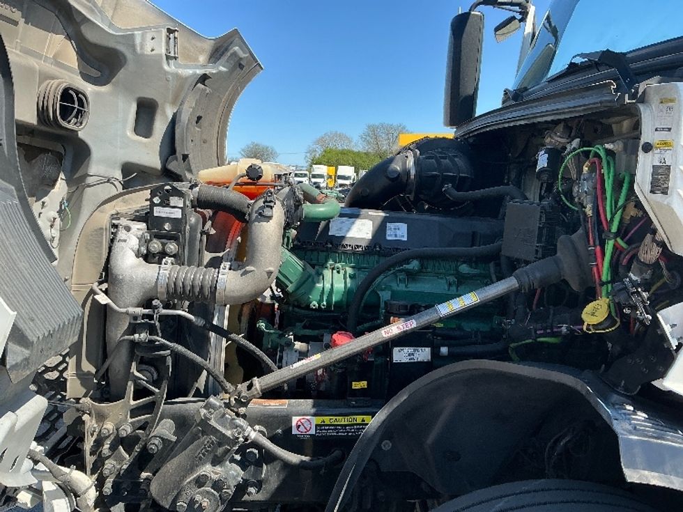 Sleeper Tractor-Heavy Duty Tractors-Volvo-2022-VNL64760-La Porte-IN-502,596\n\t\tmiles-$ 68,500 - Image 21