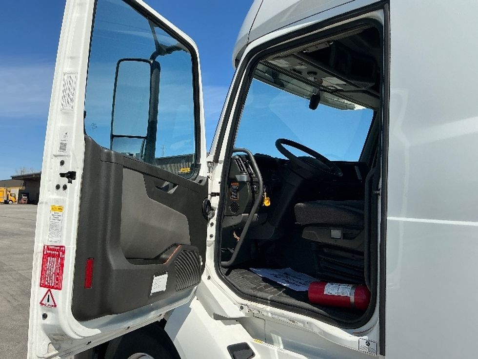 Sleeper Tractor-Heavy Duty Tractors-Volvo-2022-VNL64760-La Porte-IN-502,596\n\t\tmiles-$ 68,500 - Image 9