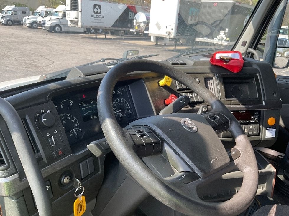Sleeper Tractor-Heavy Duty Tractors-Volvo-2022-VNL64760-La Porte-IN-513,064\n\t\tmiles-$ 69,500 - Image 10