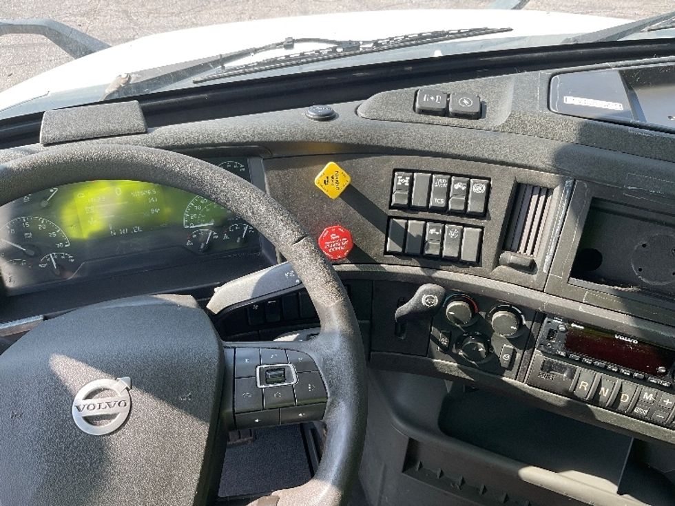 Sleeper Tractor-Heavy Duty Tractors-Volvo-2022-VNL64760-La Porte-IN-513,064\n\t\tmiles-$ 69,500 - Image 11