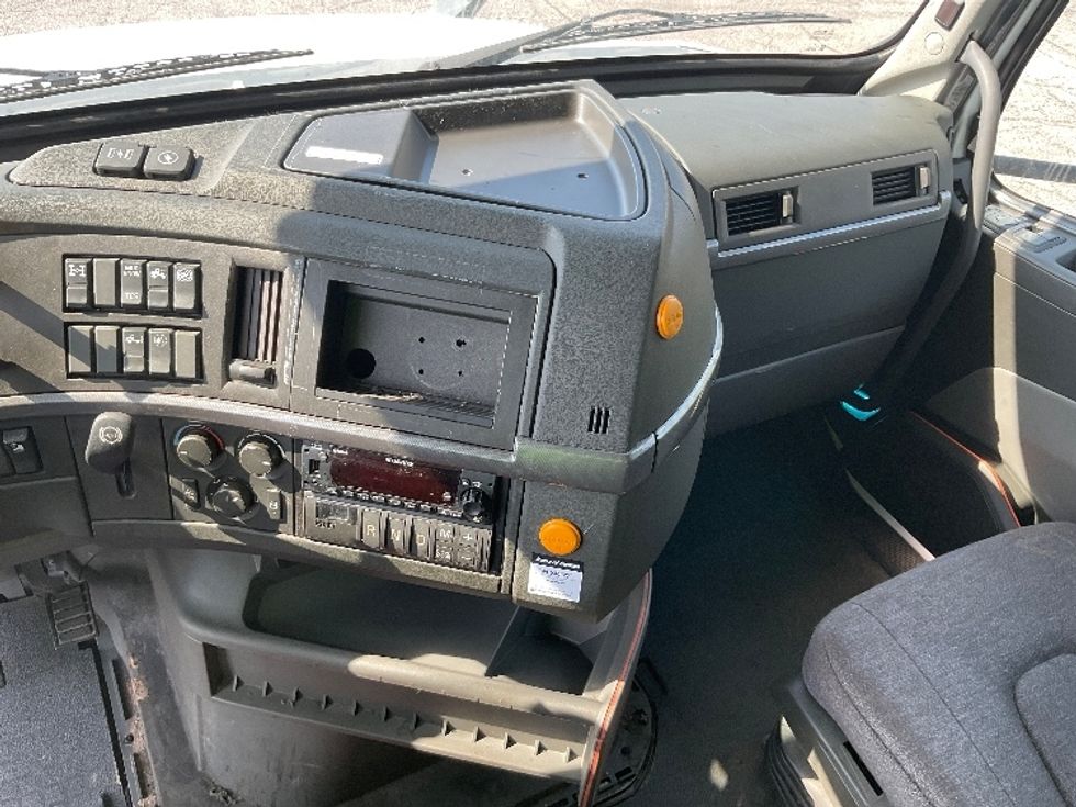 Sleeper Tractor-Heavy Duty Tractors-Volvo-2022-VNL64760-La Porte-IN-513,064\n\t\tmiles-$ 69,500 - Image 12