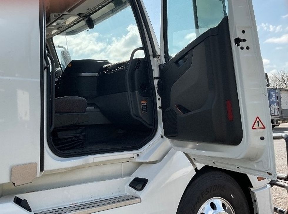 Sleeper Tractor-Heavy Duty Tractors-Volvo-2022-VNL64760-La Porte-IN-513,064\n\t\tmiles-$ 69,500 - Image 13