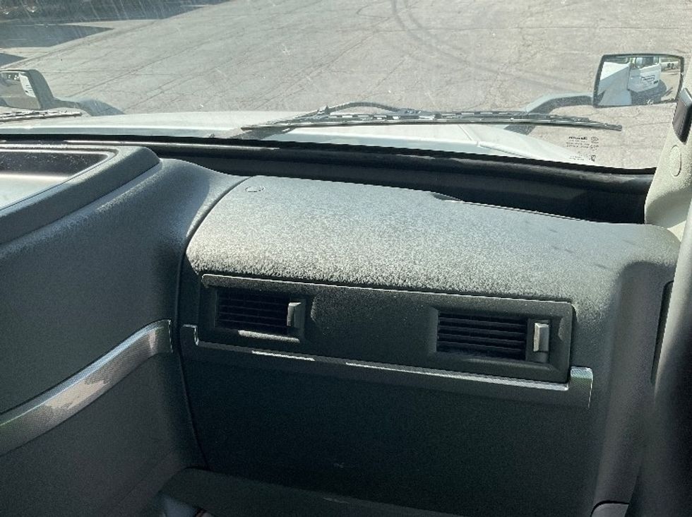 Sleeper Tractor-Heavy Duty Tractors-Volvo-2022-VNL64760-La Porte-IN-513,064\n\t\tmiles-$ 69,500 - Image 14