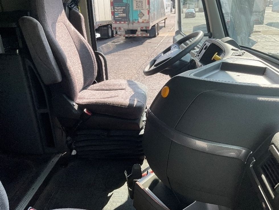 Sleeper Tractor-Heavy Duty Tractors-Volvo-2022-VNL64760-La Porte-IN-513,064\n\t\tmiles-$ 69,500 - Image 15