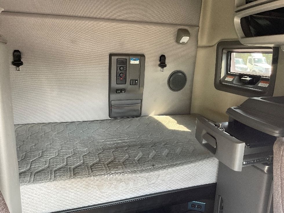 Sleeper Tractor-Heavy Duty Tractors-Volvo-2022-VNL64760-La Porte-IN-513,064\n\t\tmiles-$ 69,500 - Image 16