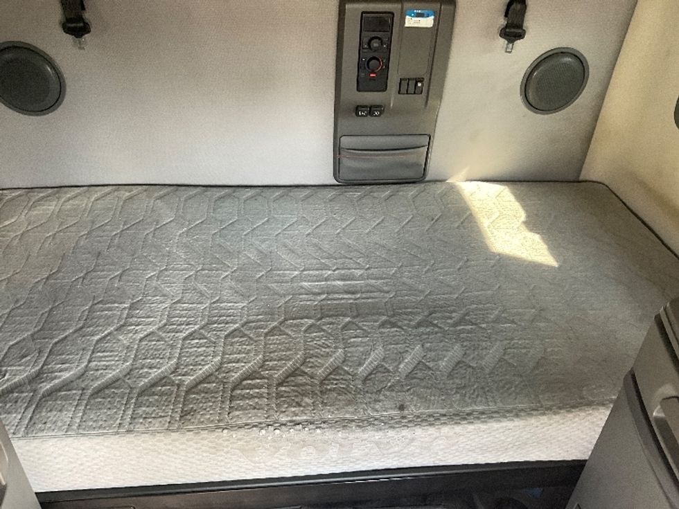 Sleeper Tractor-Heavy Duty Tractors-Volvo-2022-VNL64760-La Porte-IN-513,064\n\t\tmiles-$ 69,500 - Image 17