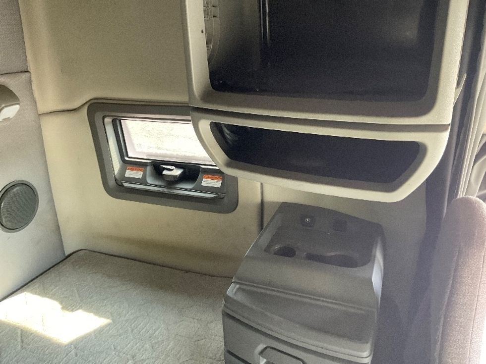 Sleeper Tractor-Heavy Duty Tractors-Volvo-2022-VNL64760-La Porte-IN-513,064\n\t\tmiles-$ 69,500 - Image 18