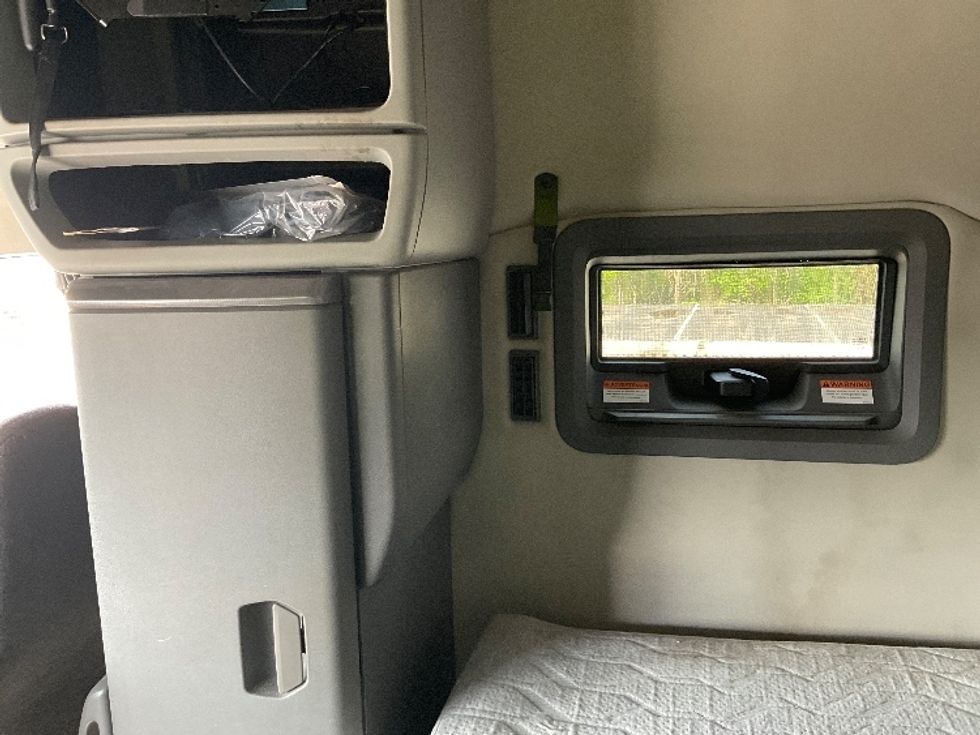 Sleeper Tractor-Heavy Duty Tractors-Volvo-2022-VNL64760-La Porte-IN-513,064\n\t\tmiles-$ 69,500 - Image 19