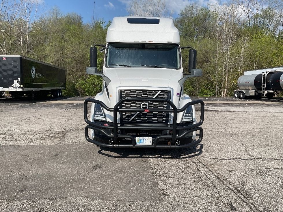Sleeper Tractor-Heavy Duty Tractors-Volvo-2022-VNL64760-La Porte-IN-513,064\n\t\tmiles-$ 69,500 - Image 2