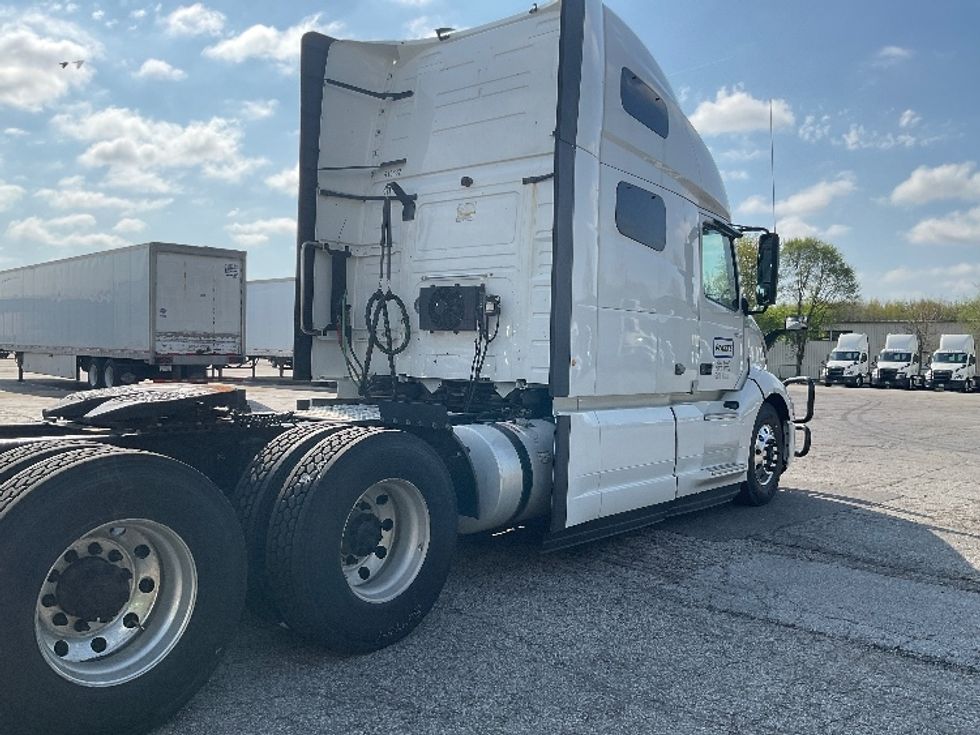 Sleeper Tractor-Heavy Duty Tractors-Volvo-2022-VNL64760-La Porte-IN-513,064\n\t\tmiles-$ 69,500 - Image 7