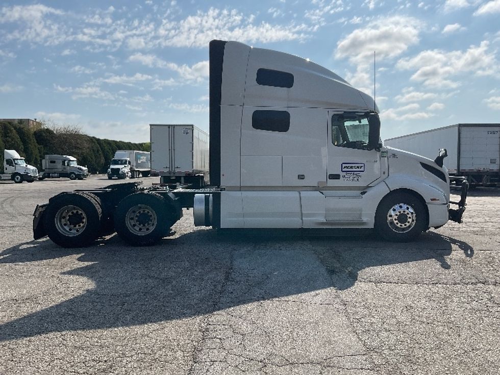 Sleeper Tractor-Heavy Duty Tractors-Volvo-2022-VNL64760-La Porte-IN-513,064\n\t\tmiles-$ 69,500 - Image 8