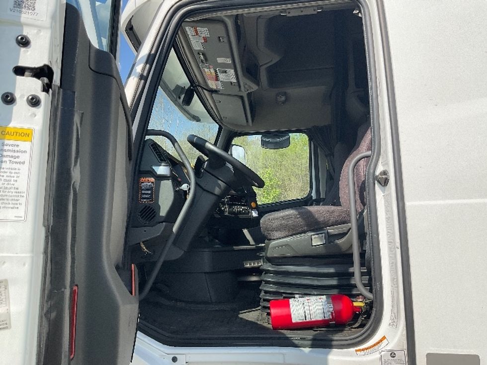 Sleeper Tractor-Heavy Duty Tractors-Volvo-2022-VNL64760-La Porte-IN-513,064\n\t\tmiles-$ 69,500 - Image 9