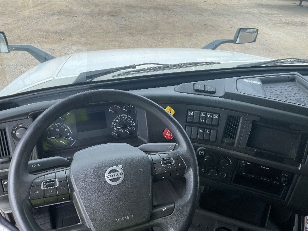 Sleeper Tractor-Heavy Duty Tractors-Volvo-2022-VNL64760-La Porte-IN-516,179\n\t\tmiles-$ 73,500 - Image 11
