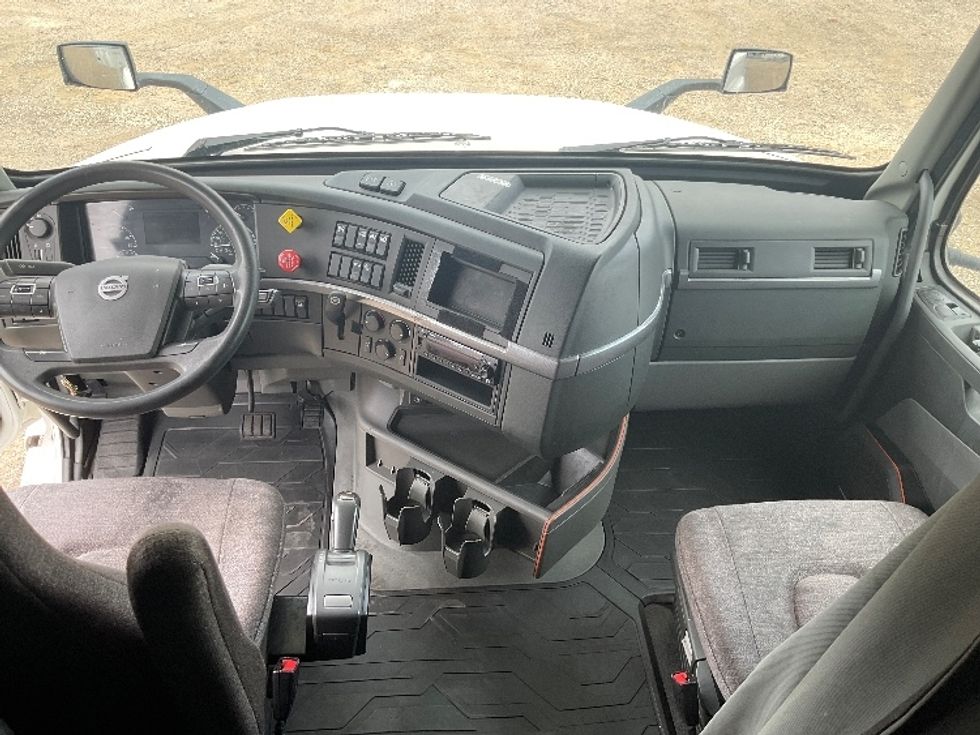 Sleeper Tractor-Heavy Duty Tractors-Volvo-2022-VNL64760-La Porte-IN-516,179\n\t\tmiles-$ 73,500 - Image 12
