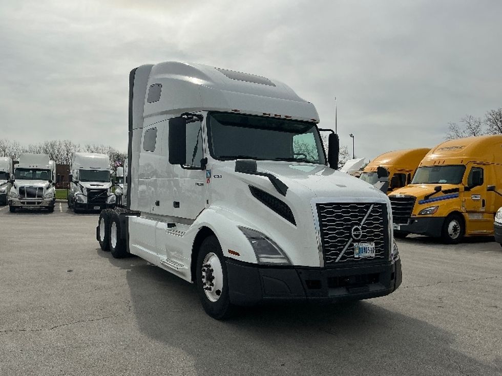 Sleeper Tractor-Heavy Duty Tractors-Volvo-2022-VNL64760-La Porte-IN-517,000\n\t\tmiles-$ 66,000 - Image 1