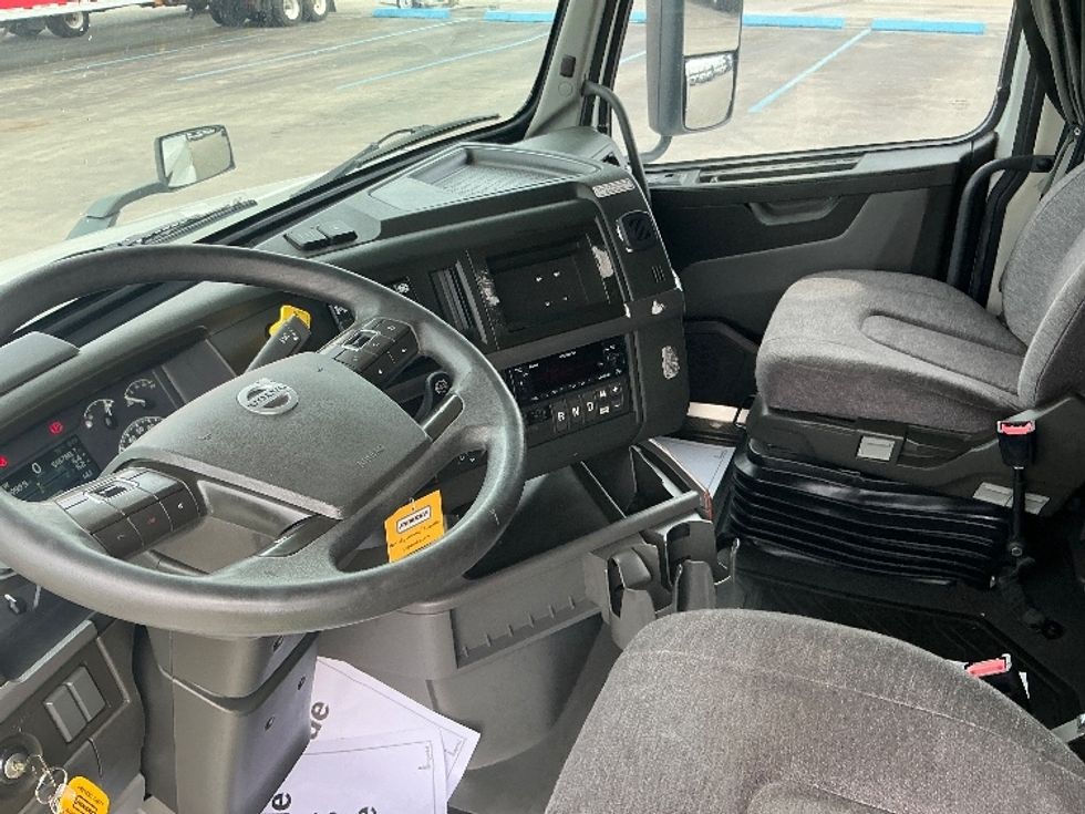 Sleeper Tractor-Heavy Duty Tractors-Volvo-2022-VNL64760-La Porte-IN-517,000\n\t\tmiles-$ 66,000 - Image 10