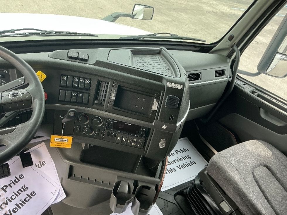 Sleeper Tractor-Heavy Duty Tractors-Volvo-2022-VNL64760-La Porte-IN-517,000\n\t\tmiles-$ 66,000 - Image 12