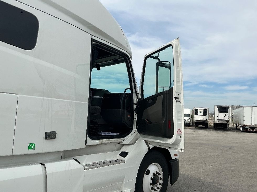 Sleeper Tractor-Heavy Duty Tractors-Volvo-2022-VNL64760-La Porte-IN-517,000\n\t\tmiles-$ 66,000 - Image 13