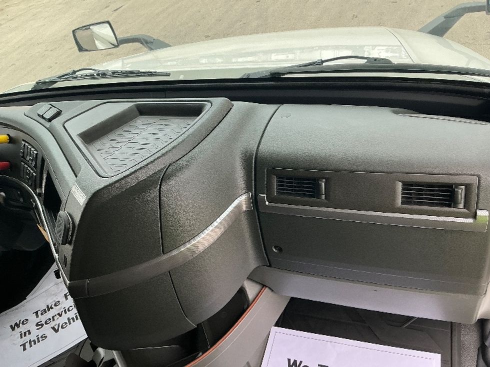 Sleeper Tractor-Heavy Duty Tractors-Volvo-2022-VNL64760-La Porte-IN-517,000\n\t\tmiles-$ 66,000 - Image 14