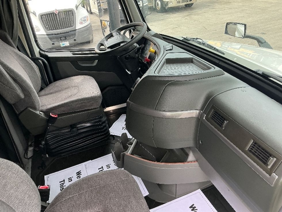 Sleeper Tractor-Heavy Duty Tractors-Volvo-2022-VNL64760-La Porte-IN-517,000\n\t\tmiles-$ 66,000 - Image 15