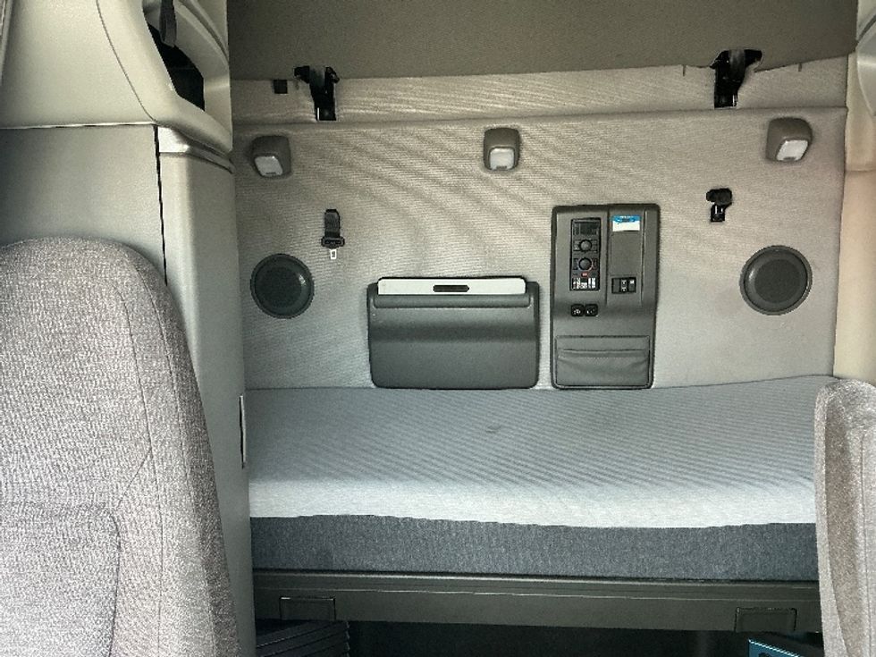 Sleeper Tractor-Heavy Duty Tractors-Volvo-2022-VNL64760-La Porte-IN-517,000\n\t\tmiles-$ 66,000 - Image 16