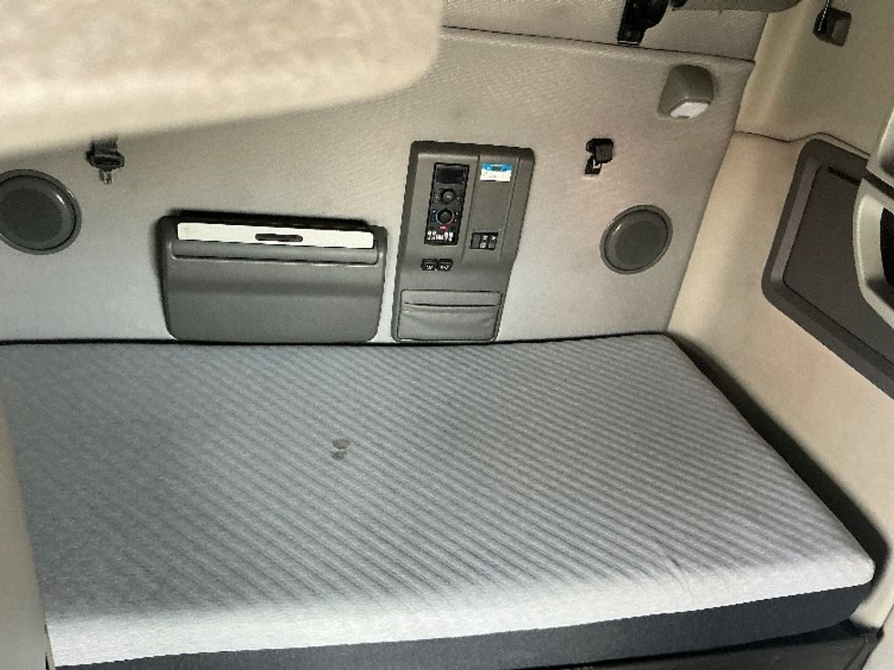 Sleeper Tractor-Heavy Duty Tractors-Volvo-2022-VNL64760-La Porte-IN-517,000\n\t\tmiles-$ 66,000 - Image 17