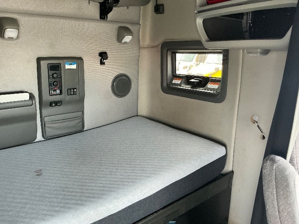 Sleeper Tractor-Heavy Duty Tractors-Volvo-2022-VNL64760-La Porte-IN-517,000\n\t\tmiles-$ 66,000 - Image 18