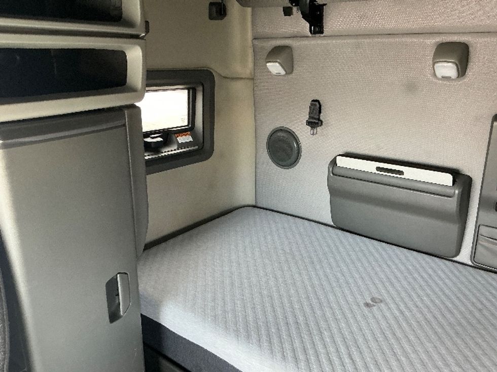 Sleeper Tractor-Heavy Duty Tractors-Volvo-2022-VNL64760-La Porte-IN-517,000\n\t\tmiles-$ 66,000 - Image 19