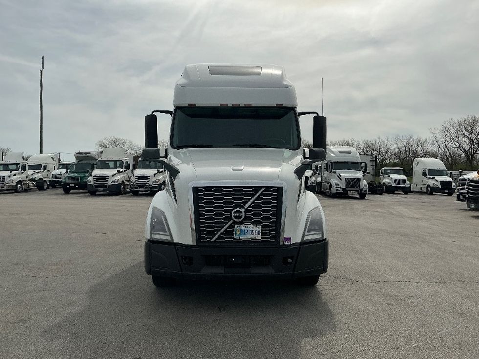 Sleeper Tractor-Heavy Duty Tractors-Volvo-2022-VNL64760-La Porte-IN-517,000\n\t\tmiles-$ 66,000 - Image 2