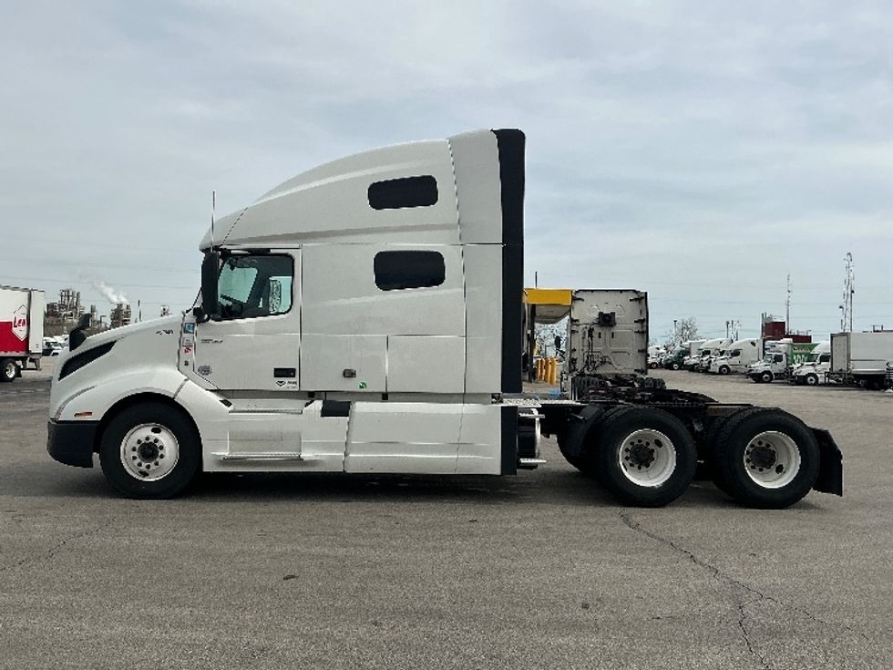 Sleeper Tractor-Heavy Duty Tractors-Volvo-2022-VNL64760-La Porte-IN-517,000\n\t\tmiles-$ 66,000 - Image 4