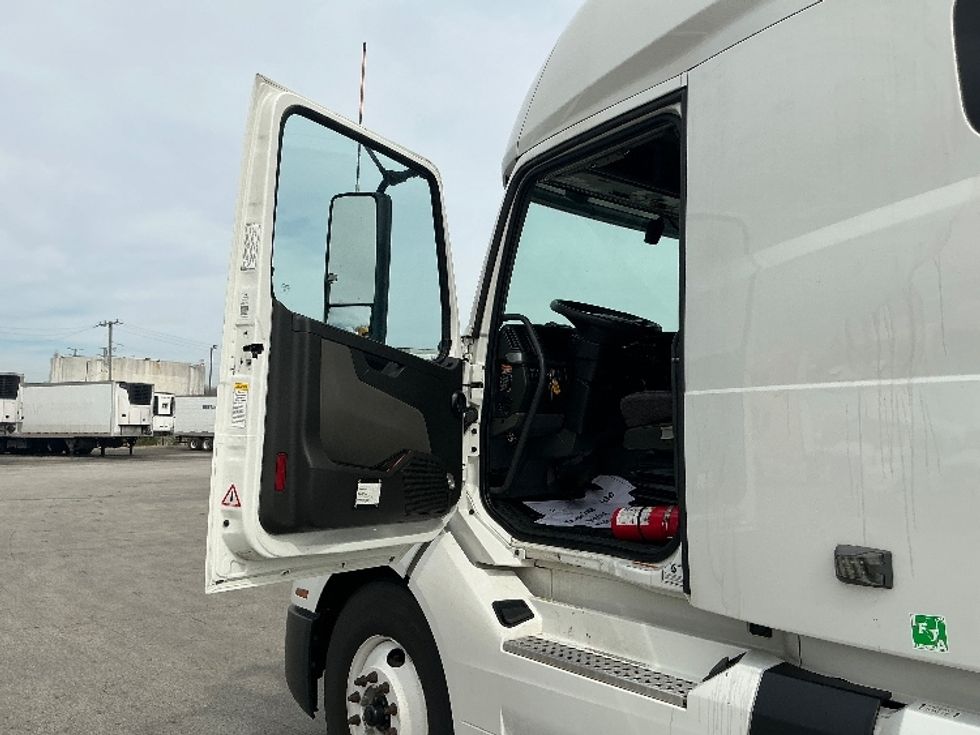 Sleeper Tractor-Heavy Duty Tractors-Volvo-2022-VNL64760-La Porte-IN-517,000\n\t\tmiles-$ 66,000 - Image 9