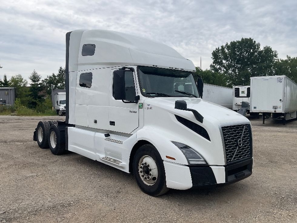 Sleeper Tractor-Heavy Duty Tractors-Volvo-2022-VNL64760-La Porte-IN-636,489\n\t\tmiles-$ 64,250 - Image 1